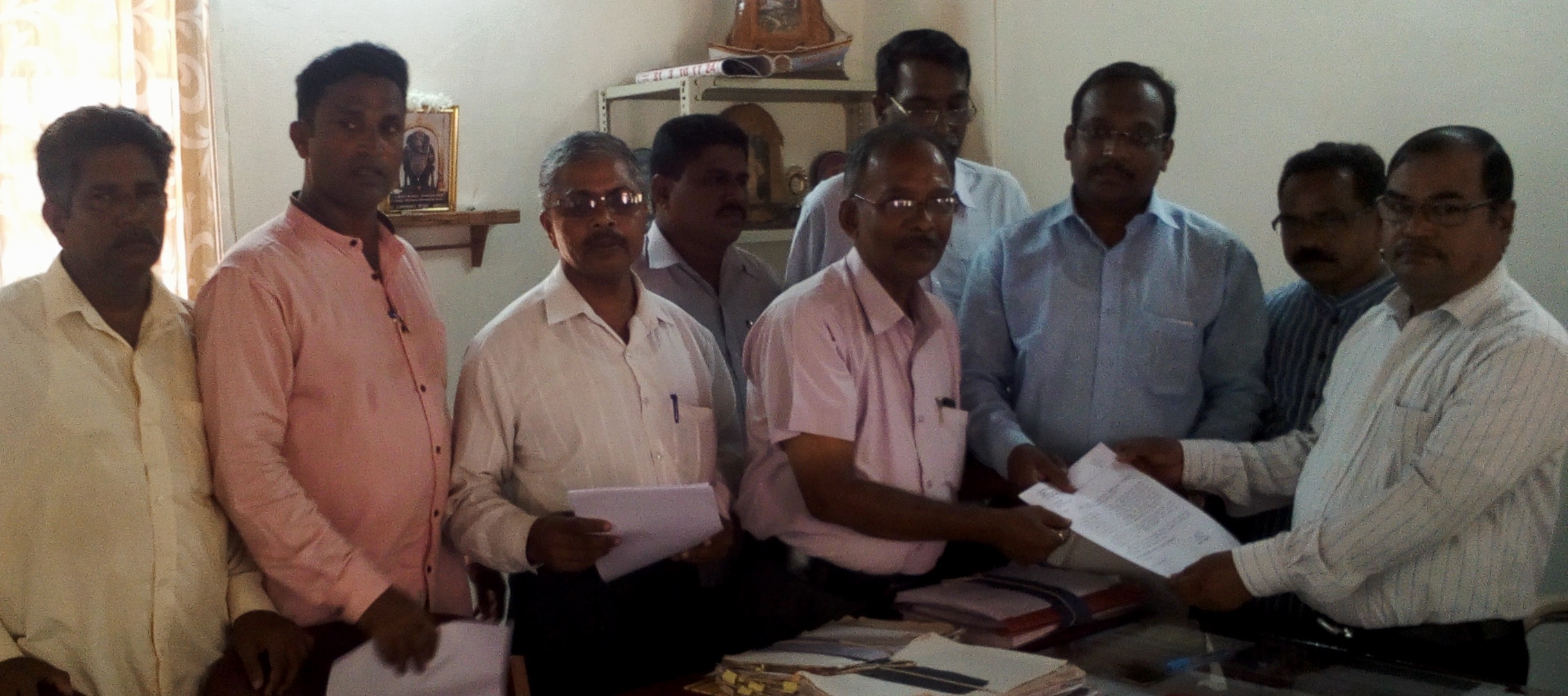 ವಿಳಂಬ ಧೋರಣೆ ಖಂಡಿಸಿ ಡಿಸಿಗೆ ಮನವಿ